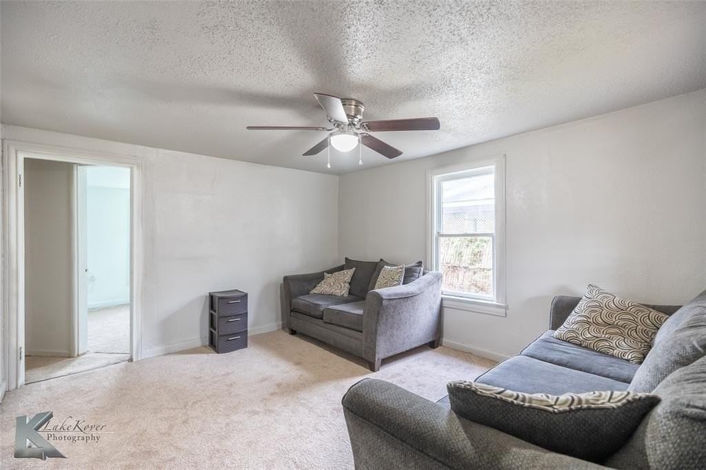 818 Ballinger St - Photo 3 of 22