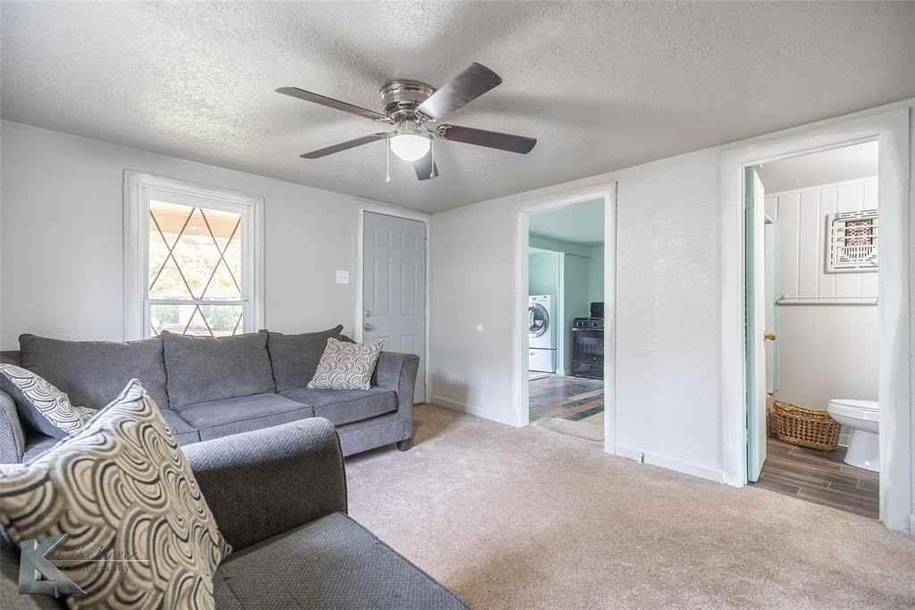 818 Ballinger St - Photo 4 of 22