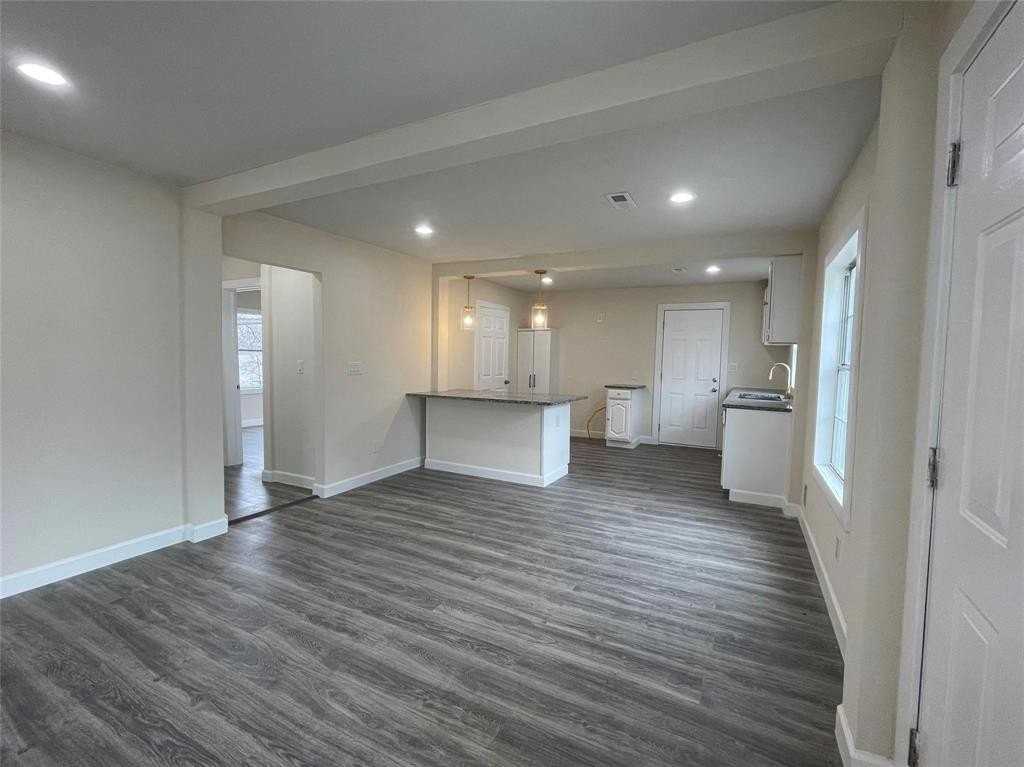 326 Avenue J - Photo 3 of 9