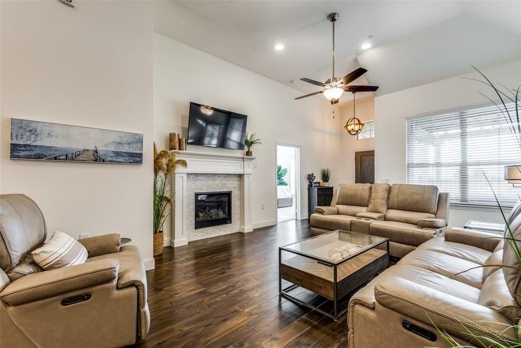 1150 Foxglove Ln - Photo 2 of 12