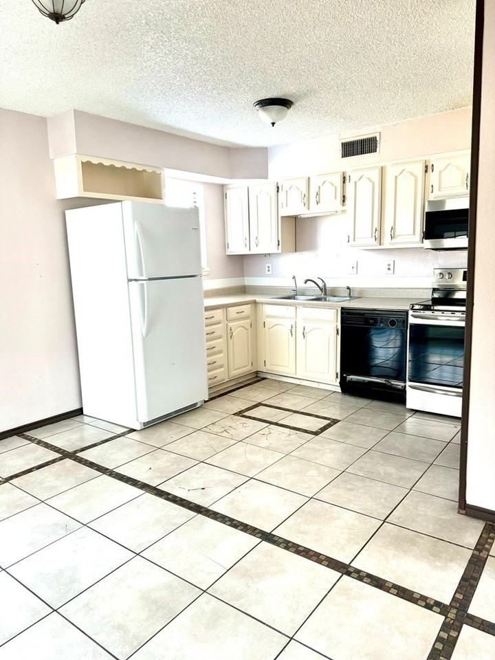 1716 Coronado Avenue - Photo 4 of 13