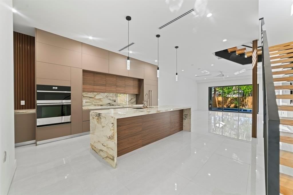 1314 Northeast 13th Avenue - Photo 4 of 18