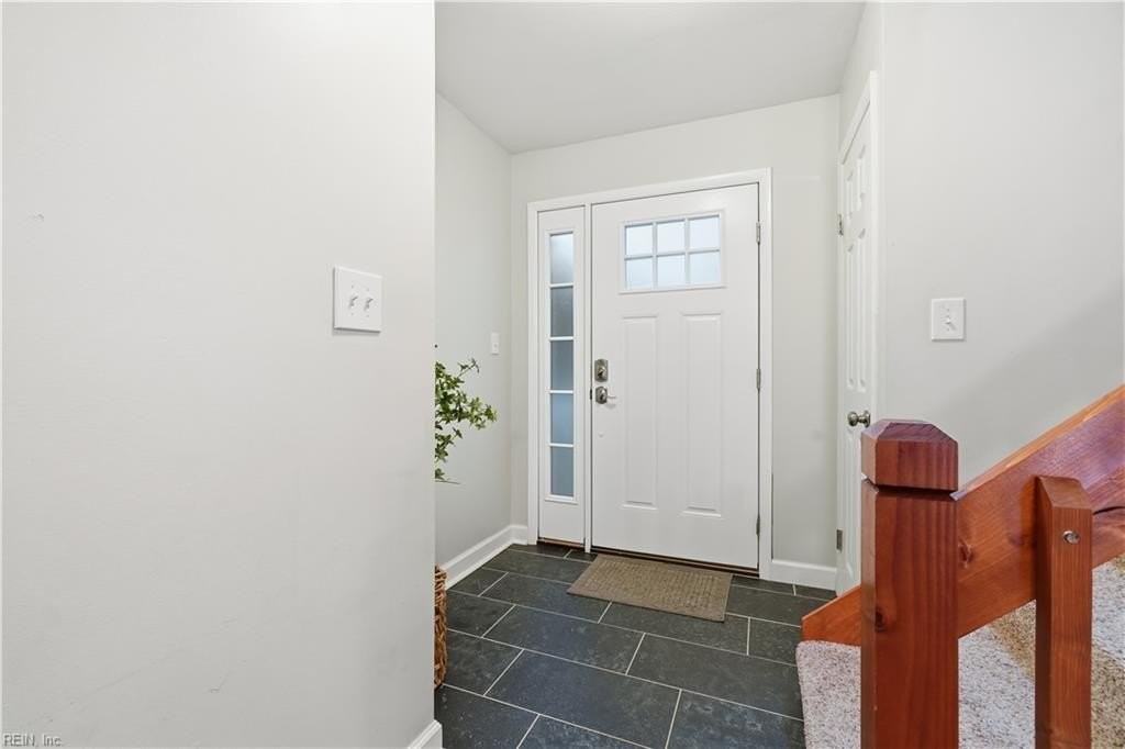 993 Kela Crescent - Photo 4 of 33