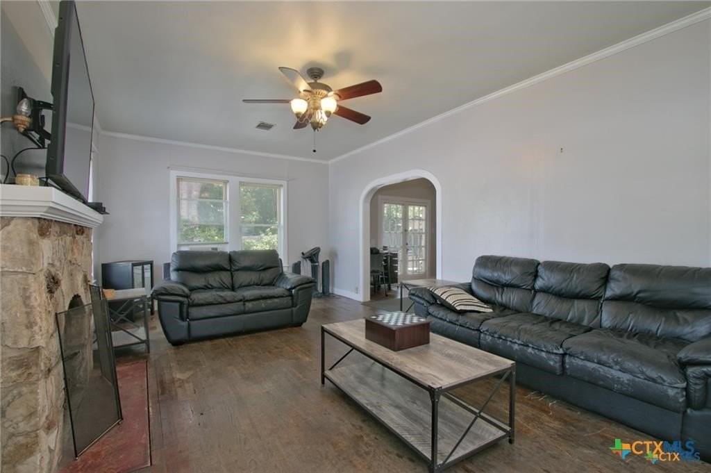 320 E Faust St - Photo 4 of 16