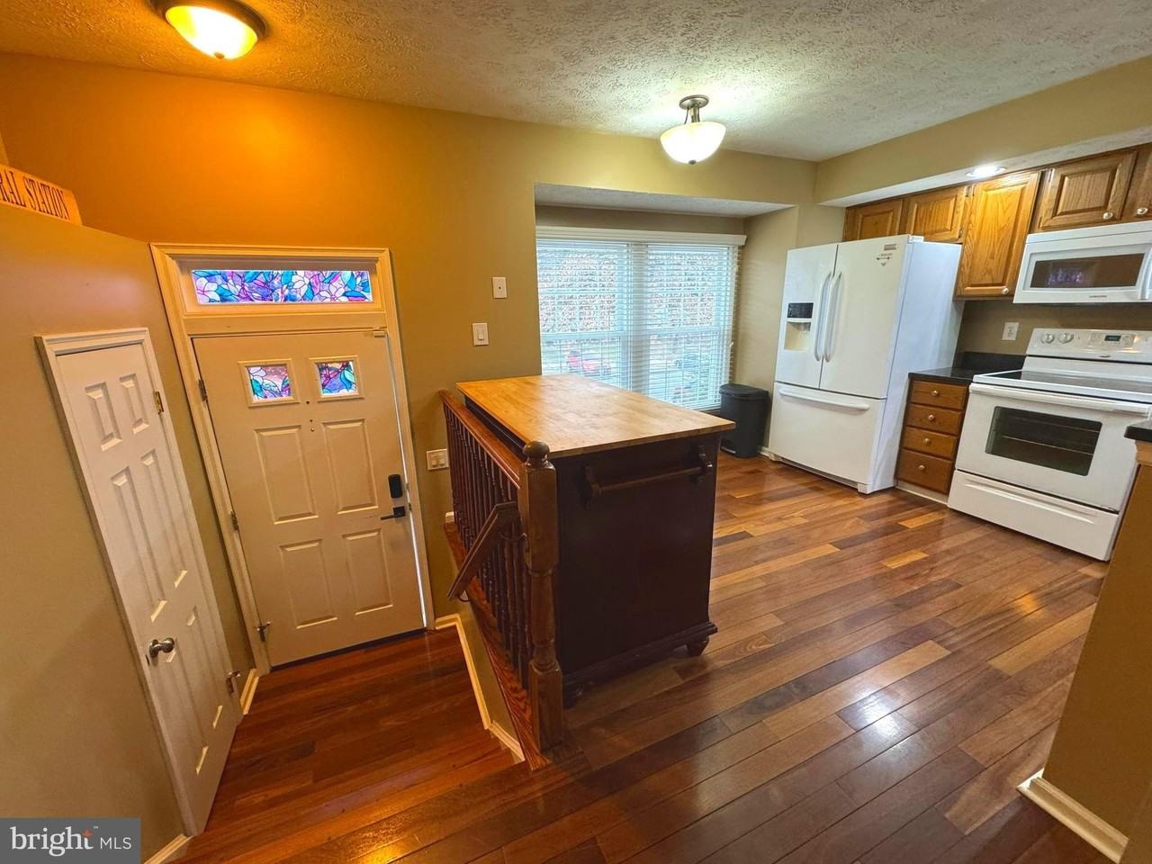 2108 Commodore Ct - Photo 3 of 38