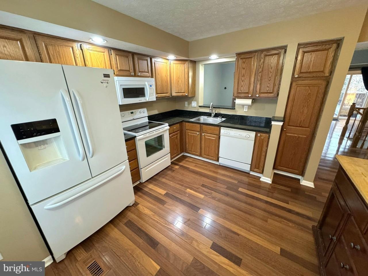 2108 Commodore Ct - Photo 5 of 38