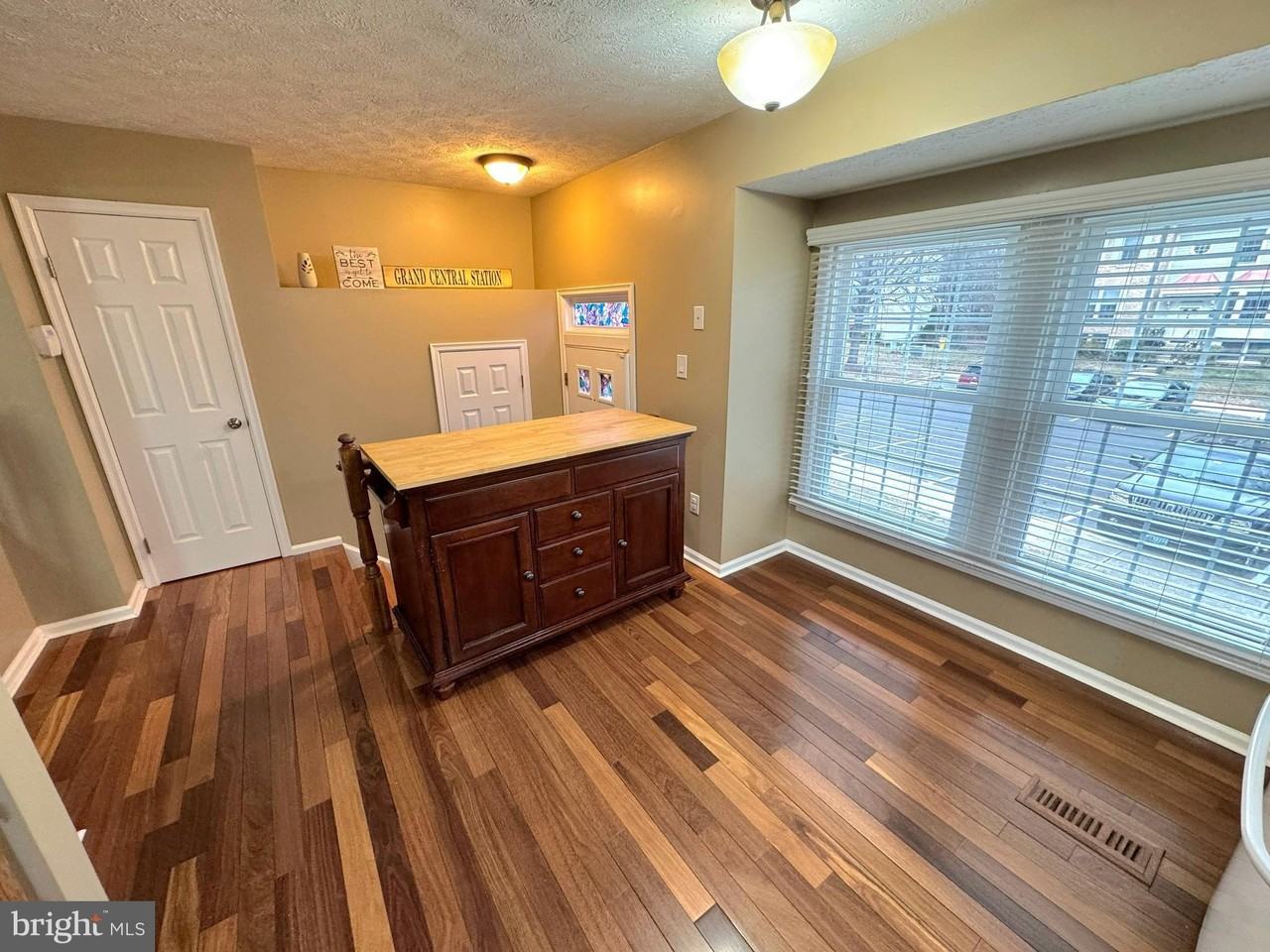 2108 Commodore Ct - Photo 6 of 38