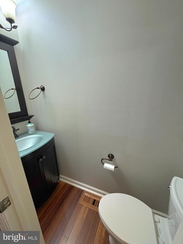 2108 Commodore Ct - Photo 7 of 38