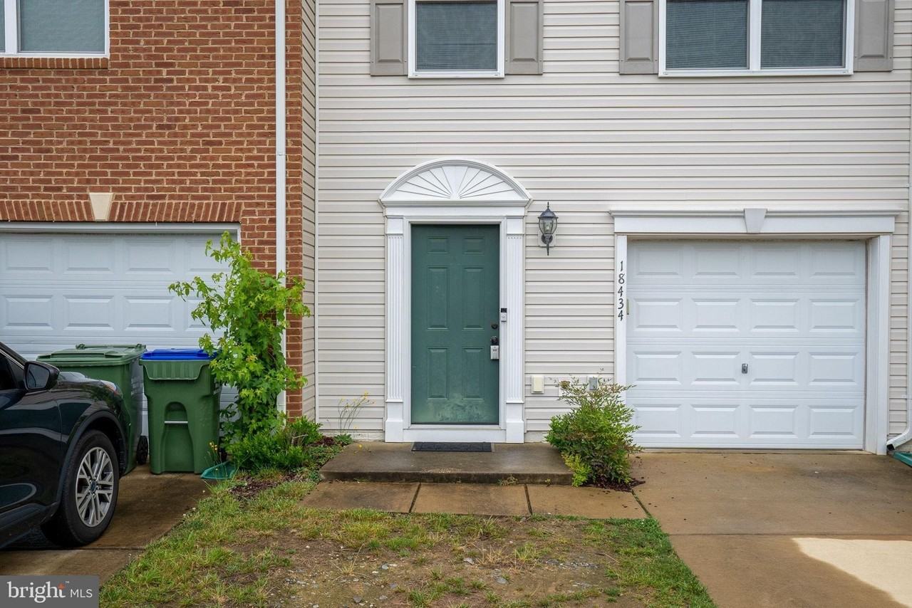 18434 Congressional Circle - Photo 2 of 31