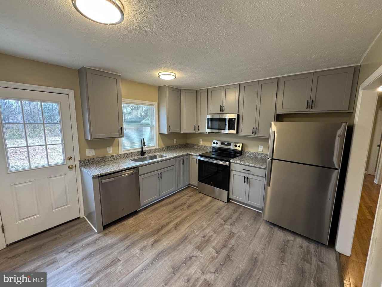 127 Longstreet Avenue - Photo 5 of 18