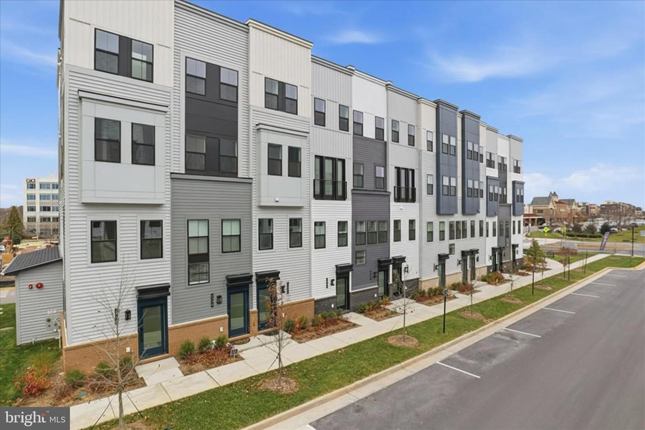 4768 Sully Point Ln - Photo 2 of 26