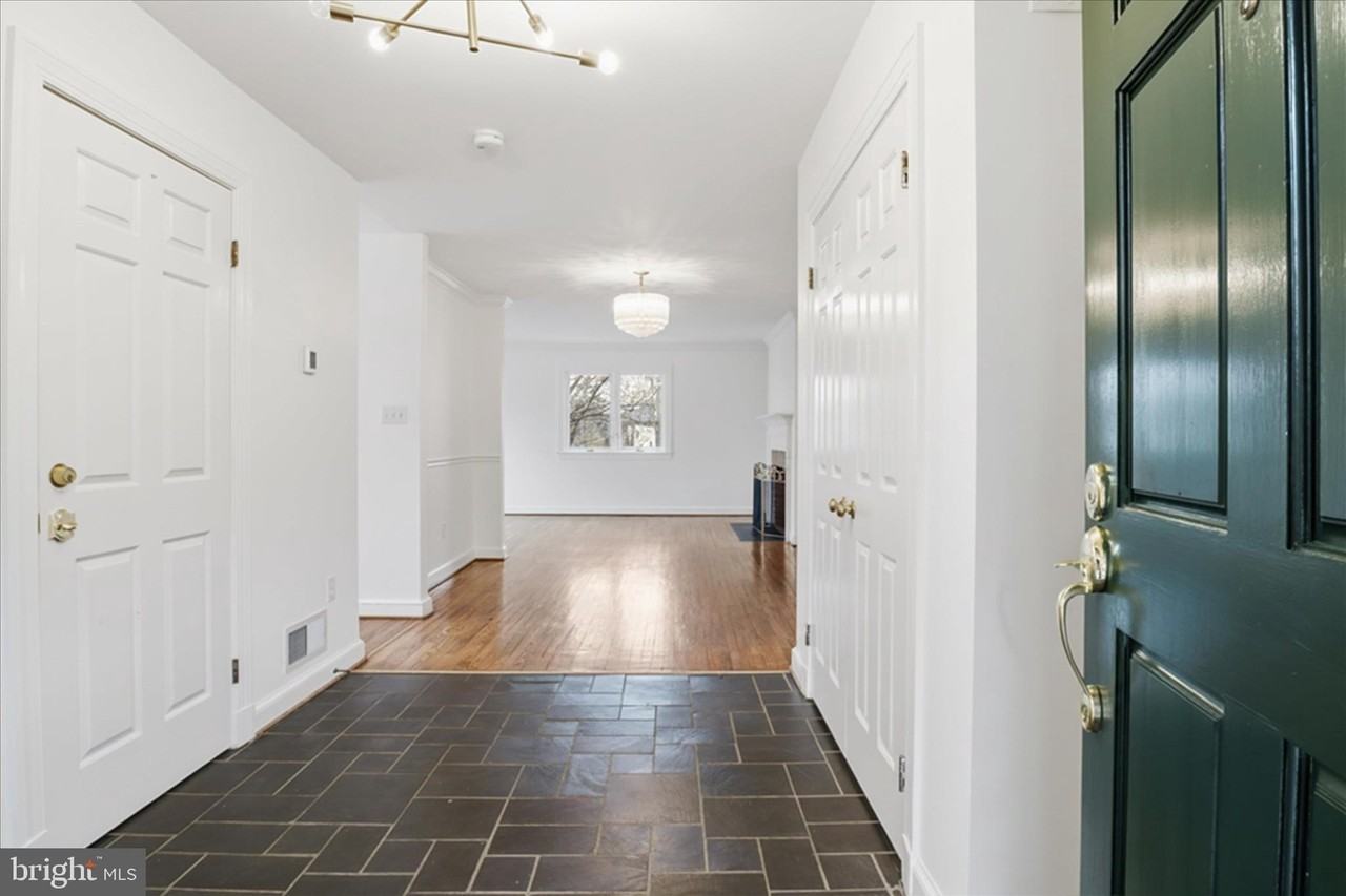 218 E Marshall St - Photo 3 of 27