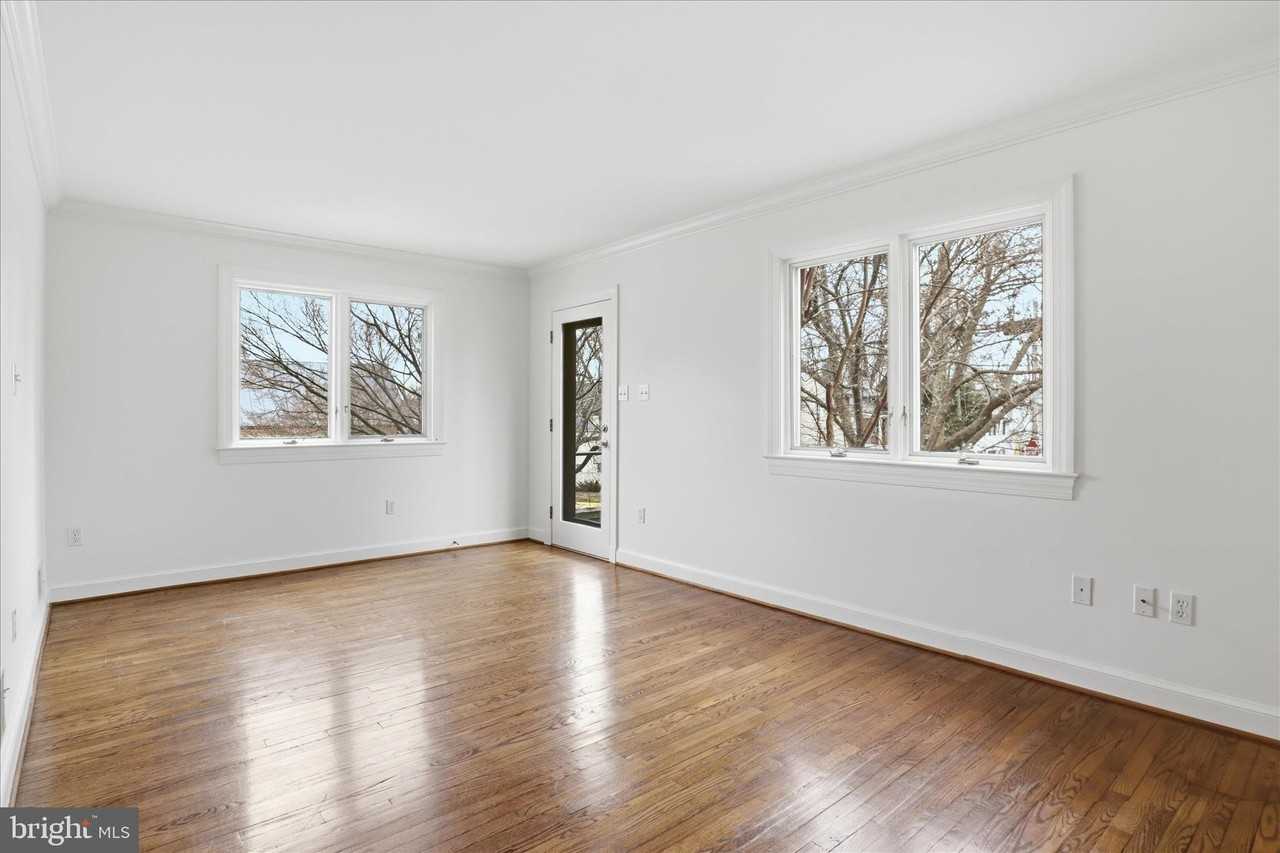 218 E Marshall St - Photo 6 of 27