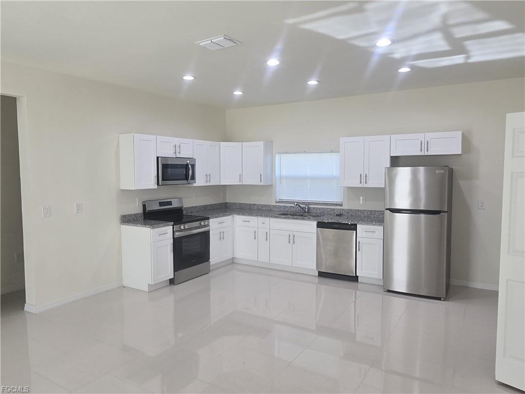 324 Mangonia Ave - Photo 3 of 8