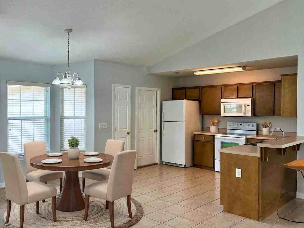 218 Royal Palms Avenue - Photo 2 of 27