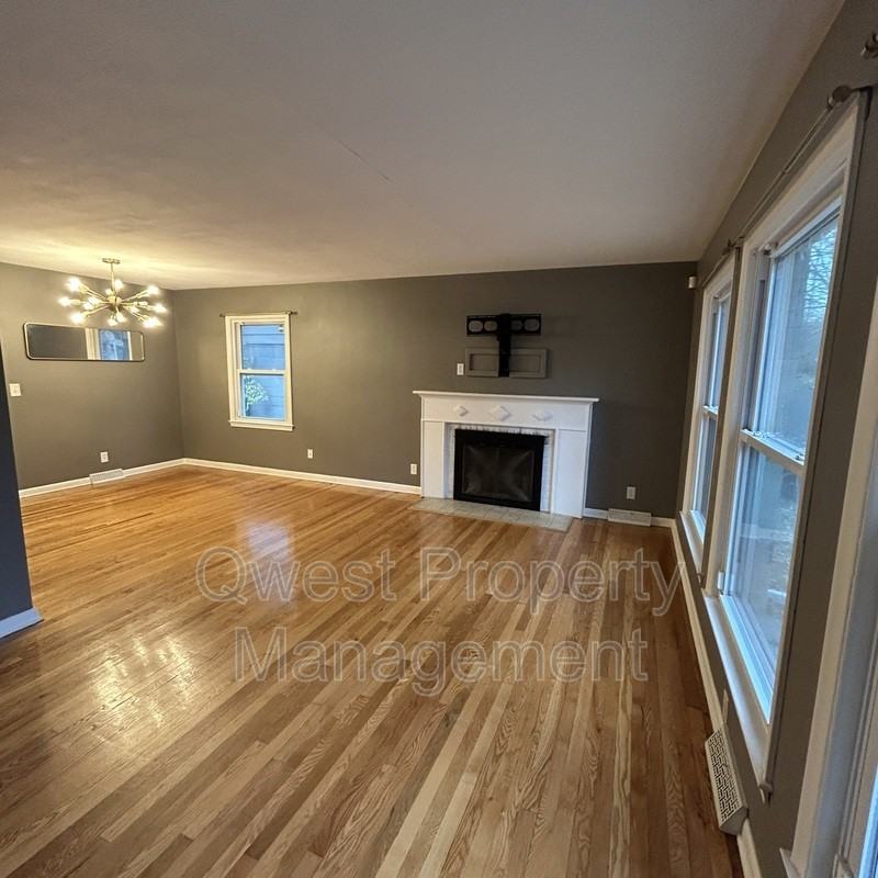 1532 Sylvan Ave Se - Photo 2 of 13