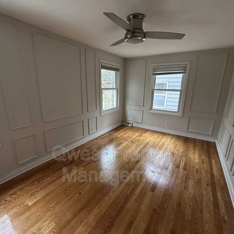 1532 Sylvan Ave Se - Photo 4 of 13