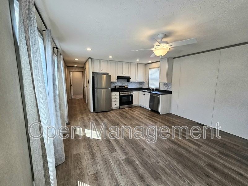 700 S 12th St - Photo 4 of 9