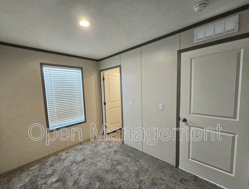 700 S 12th St - Photo 5 of 9