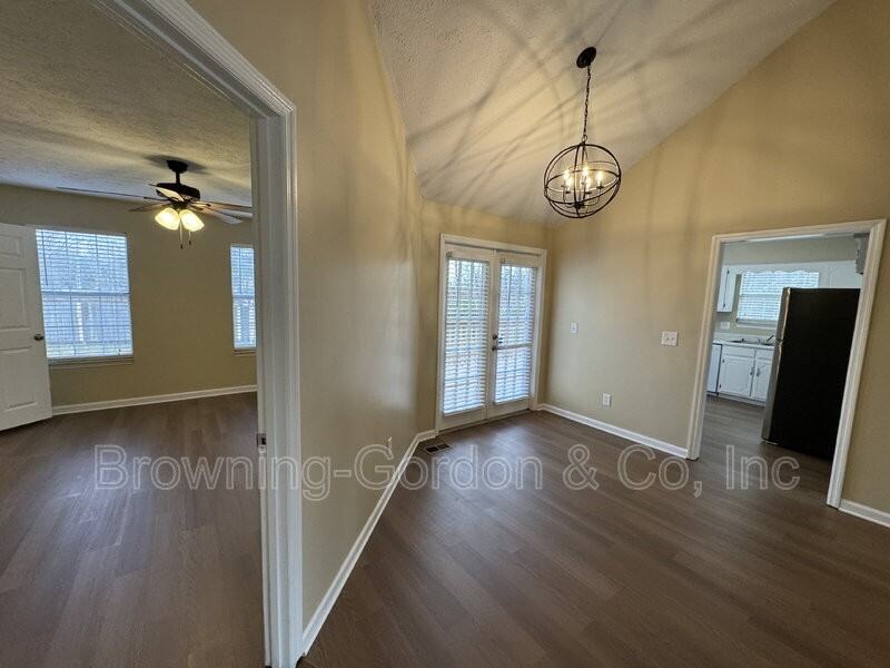 1111 Cedarhill Ct - Photo 3 of 17