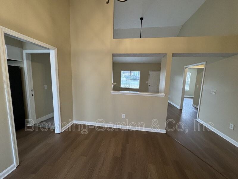 1111 Cedarhill Ct - Photo 4 of 17