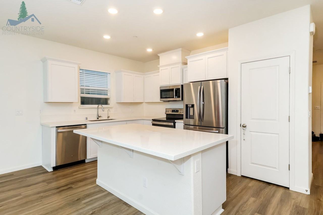 577 Bedfordshire Dr - Photo 4 of 28