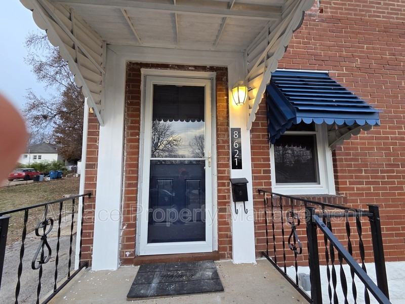 8621 Hume Ave - Photo 2 of 9