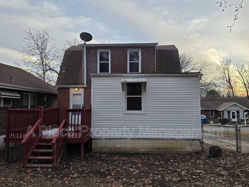 8621 Hume Ave - Photo 4 of 9