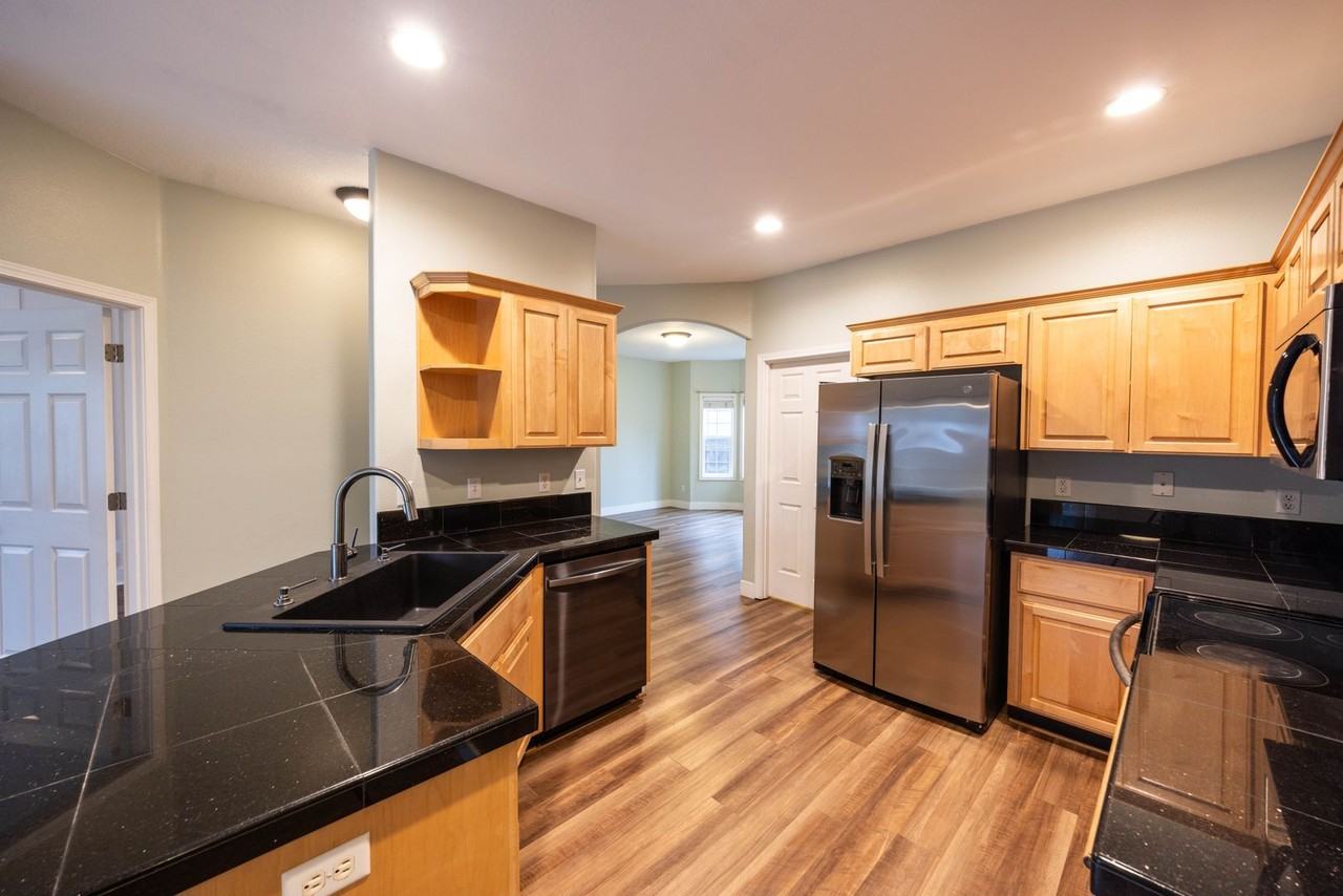 2100 N Q St - Photo 3 of 16