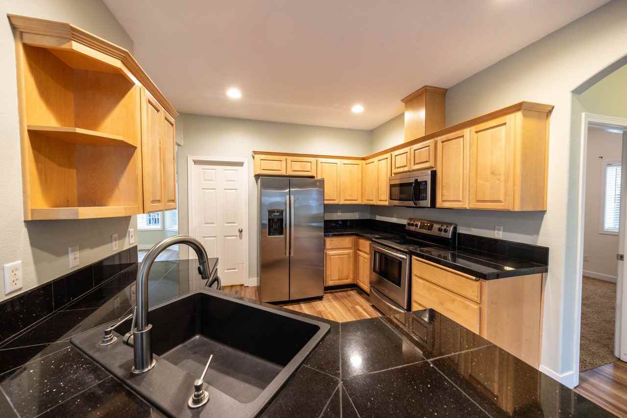 2100 N Q St - Photo 4 of 16