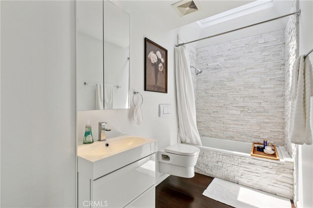 2704 Voorhees Ave - Photo 3 of 7