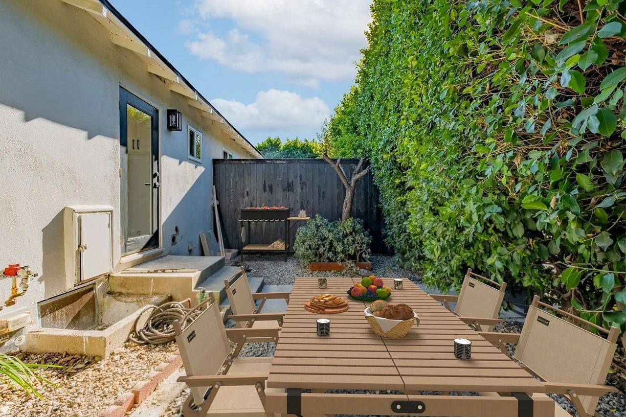 14418 Martha St - Photo 2 of 9