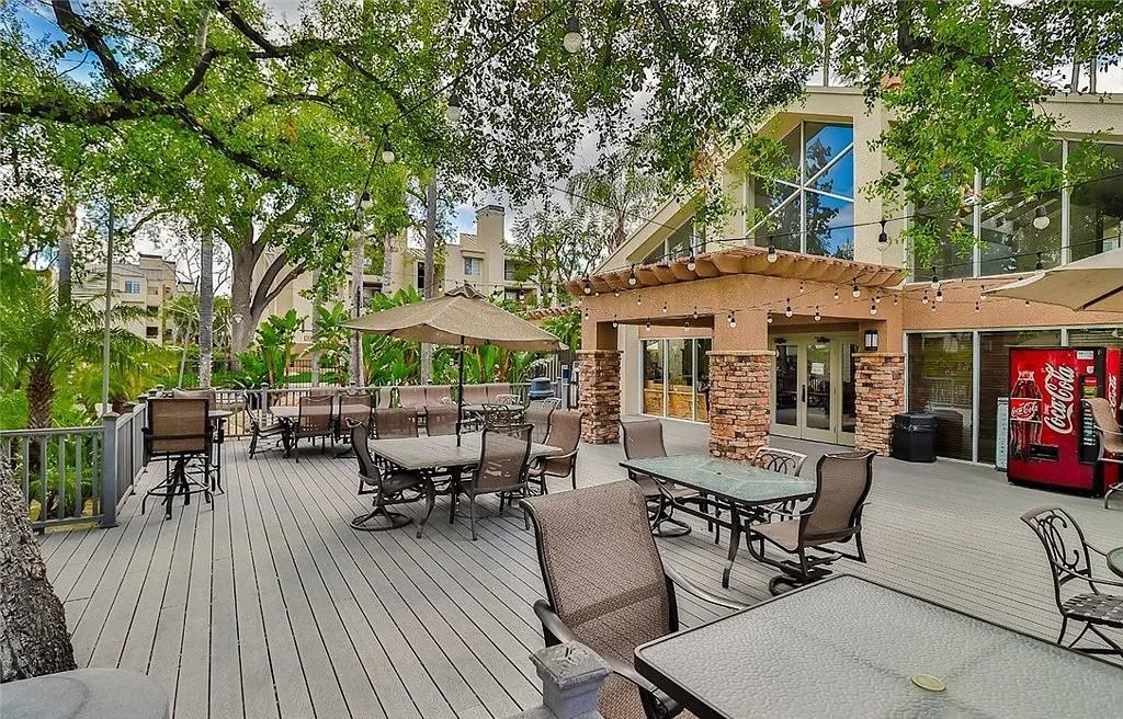 5540 Owensmouth Ave - Photo 3 of 8