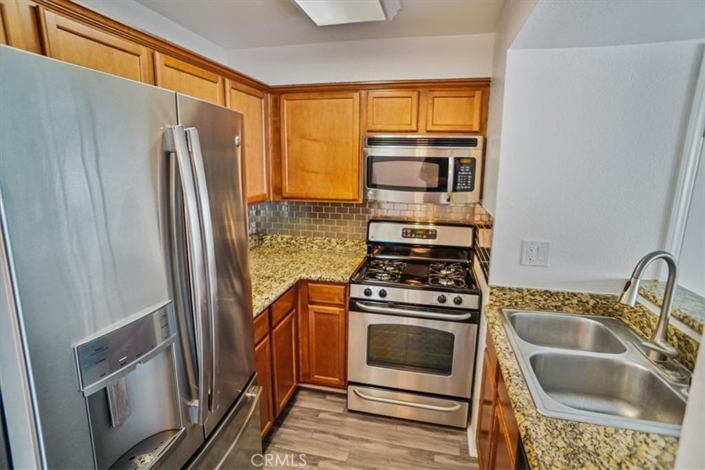 355 N Maple St - Photo 2 of 7