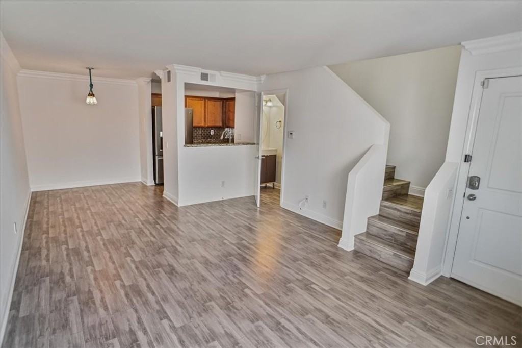 355 N Maple St - Photo 3 of 7