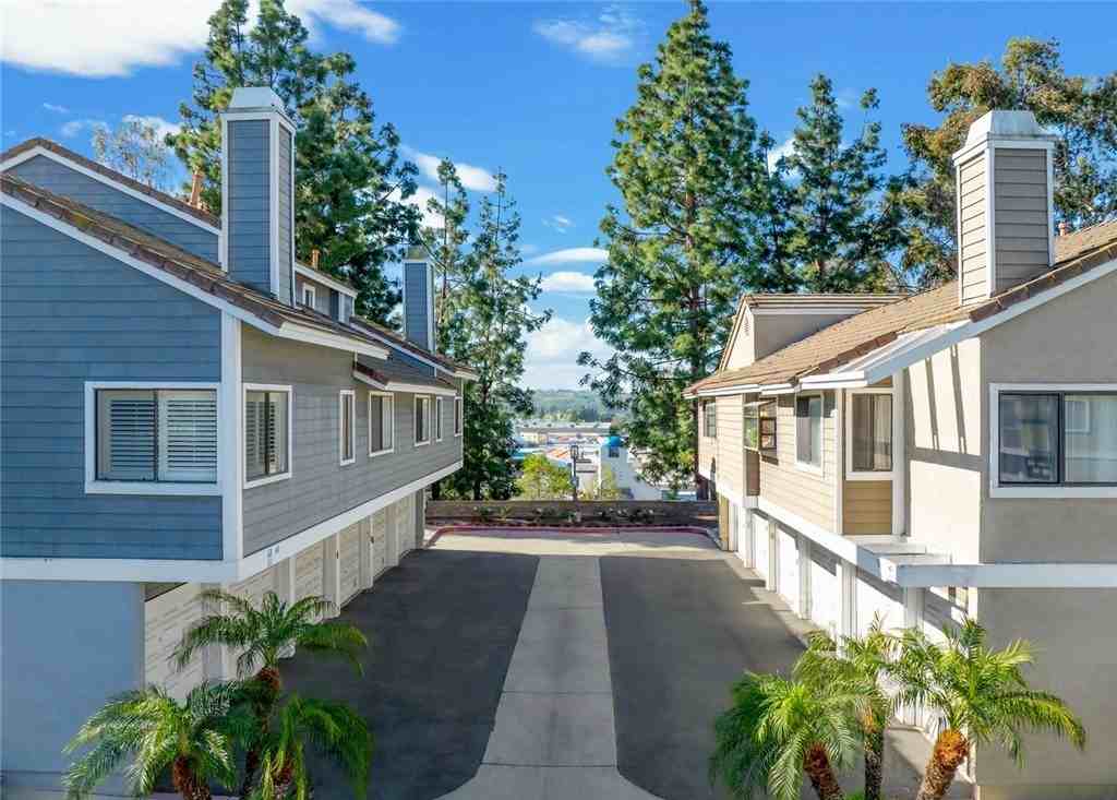 56 Coventry Ln - Photo 2 of 7