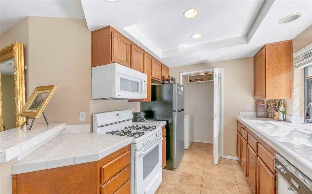 56 Coventry Ln - Photo 4 of 7