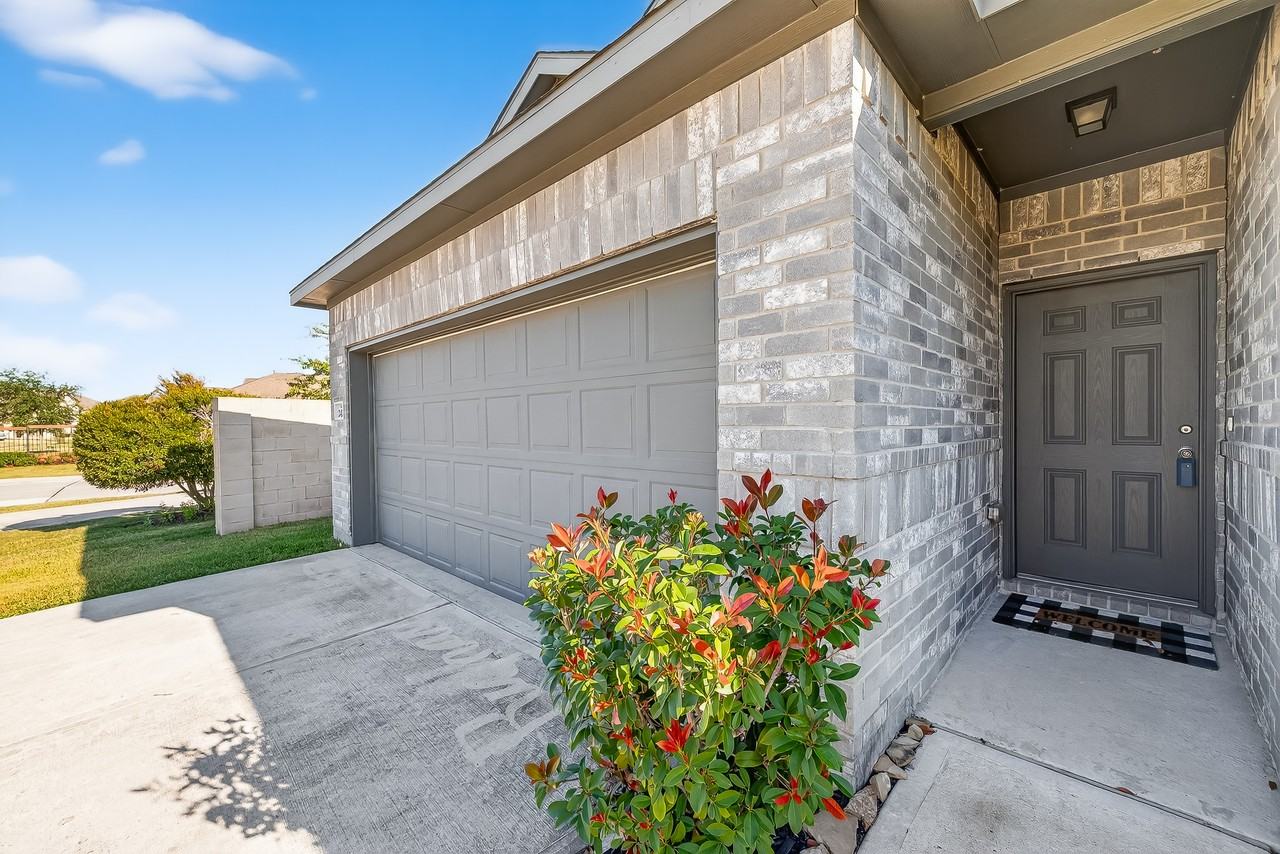 2422 Agassiz Dr - Photo 4 of 41