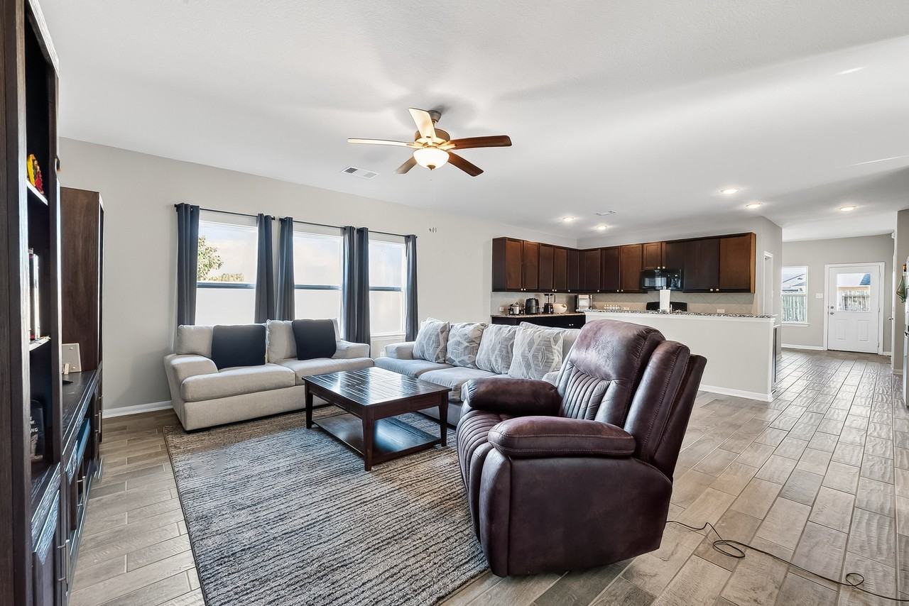 2422 Agassiz Dr - Photo 5 of 41