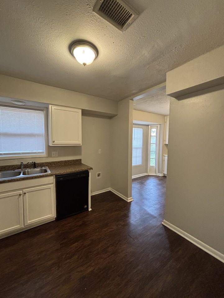 2607 Elkhart Dr - Photo 4 of 17