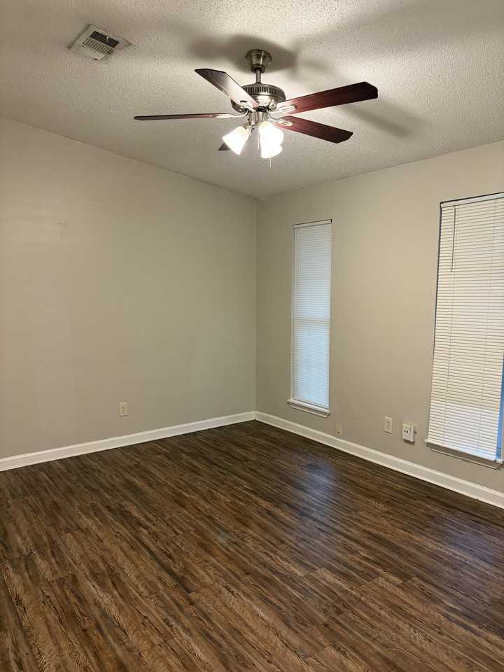 8403 Woodview Dr W - Photo 3 of 18