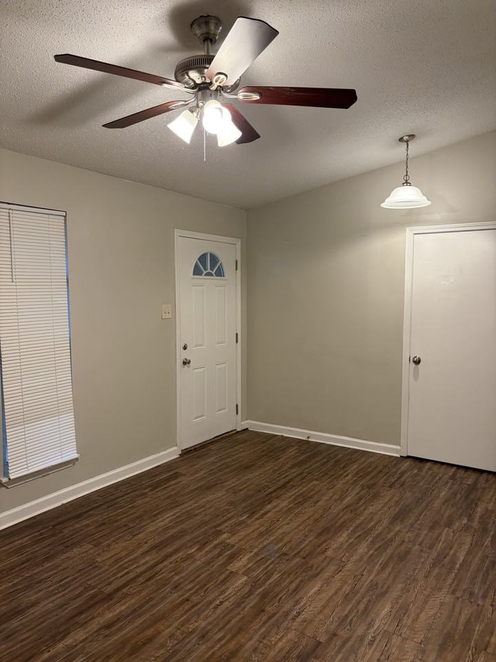 8403 Woodview Dr W - Photo 4 of 18