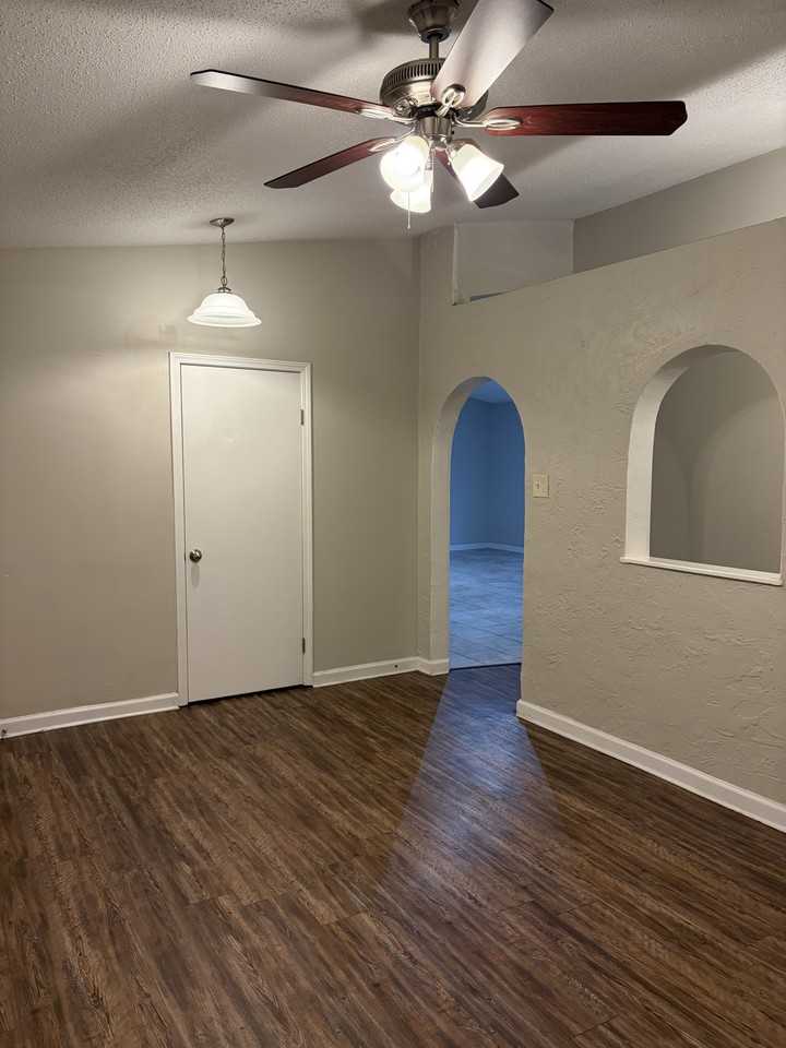 8403 Woodview Dr W - Photo 5 of 18