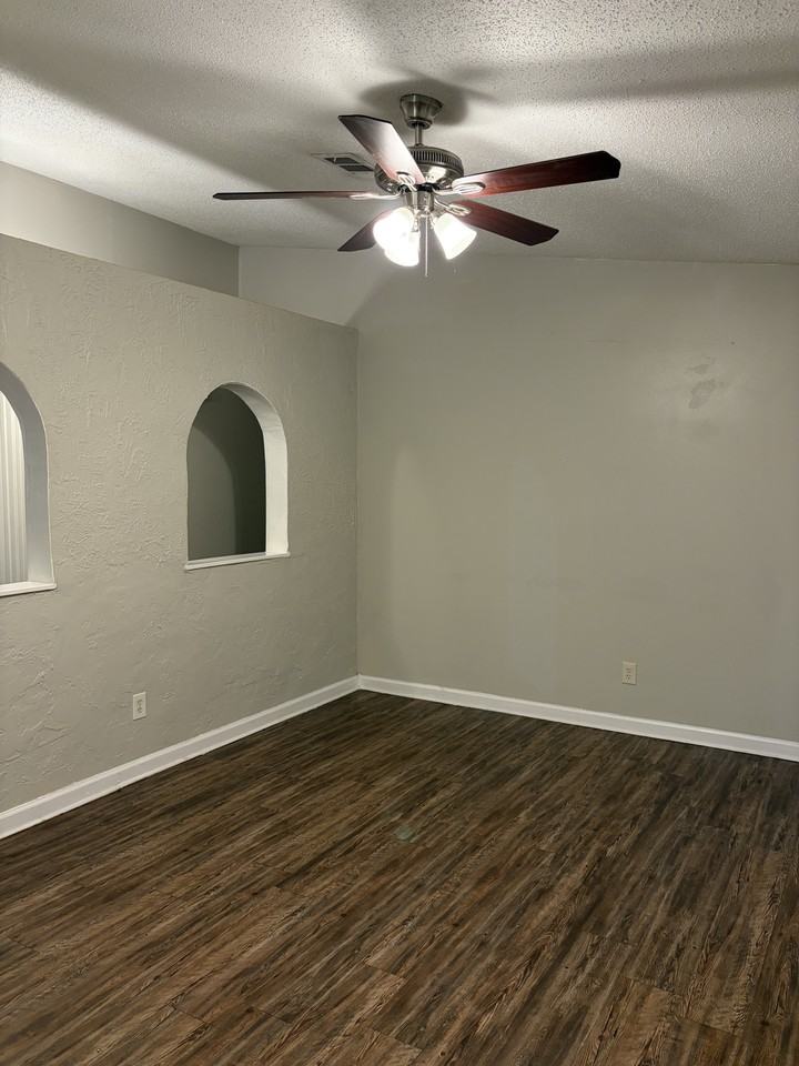 8403 Woodview Dr W - Photo 6 of 18