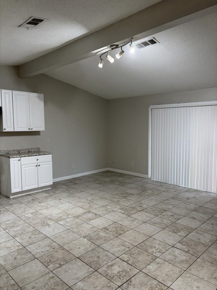 8403 Woodview Dr W - Photo 7 of 18