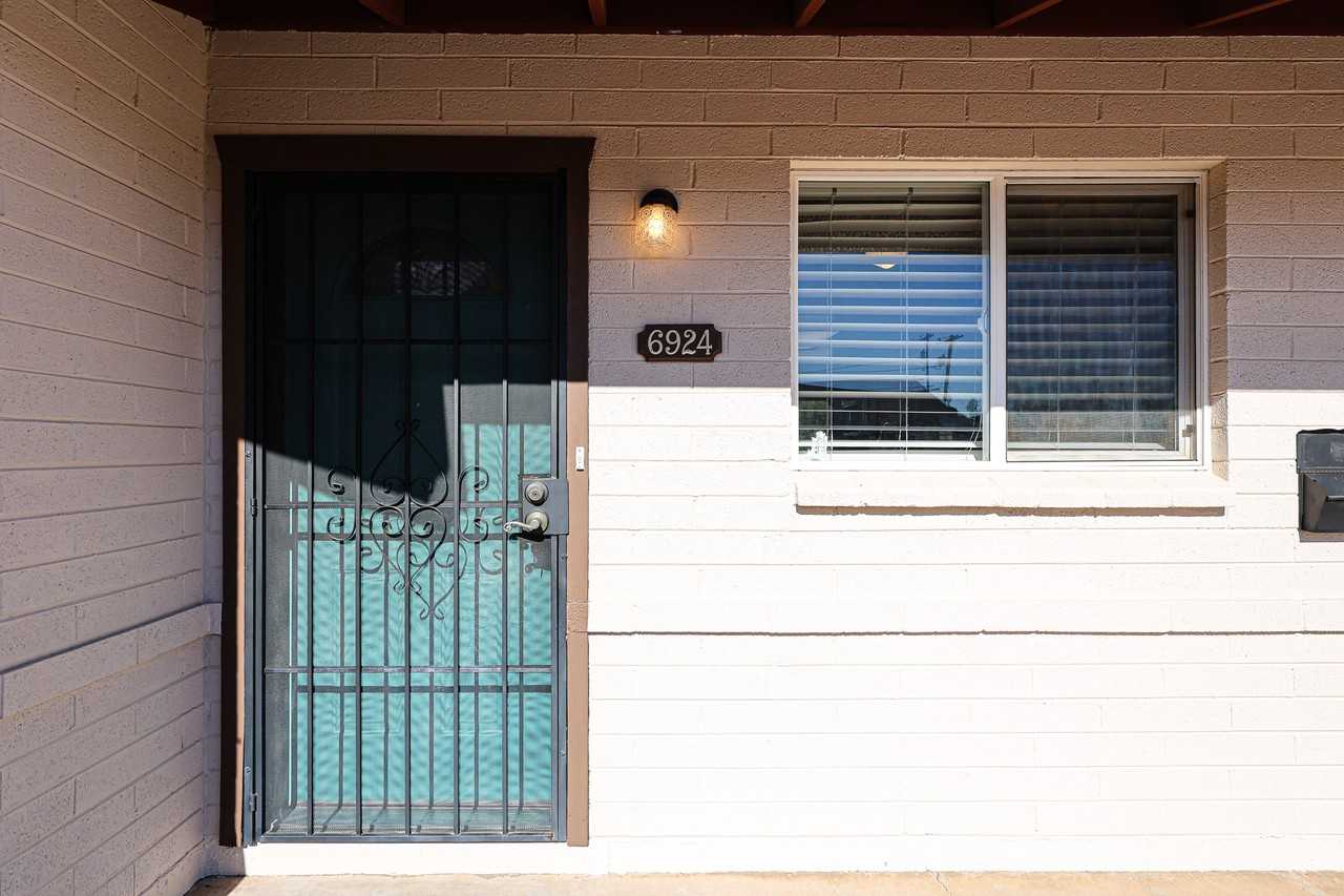 6924 E Cheery Lynn Rd - Photo 6 of 50