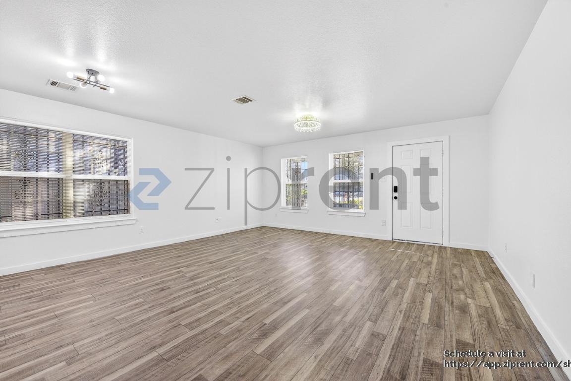 3226 Navaro St - Photo 5 of 28