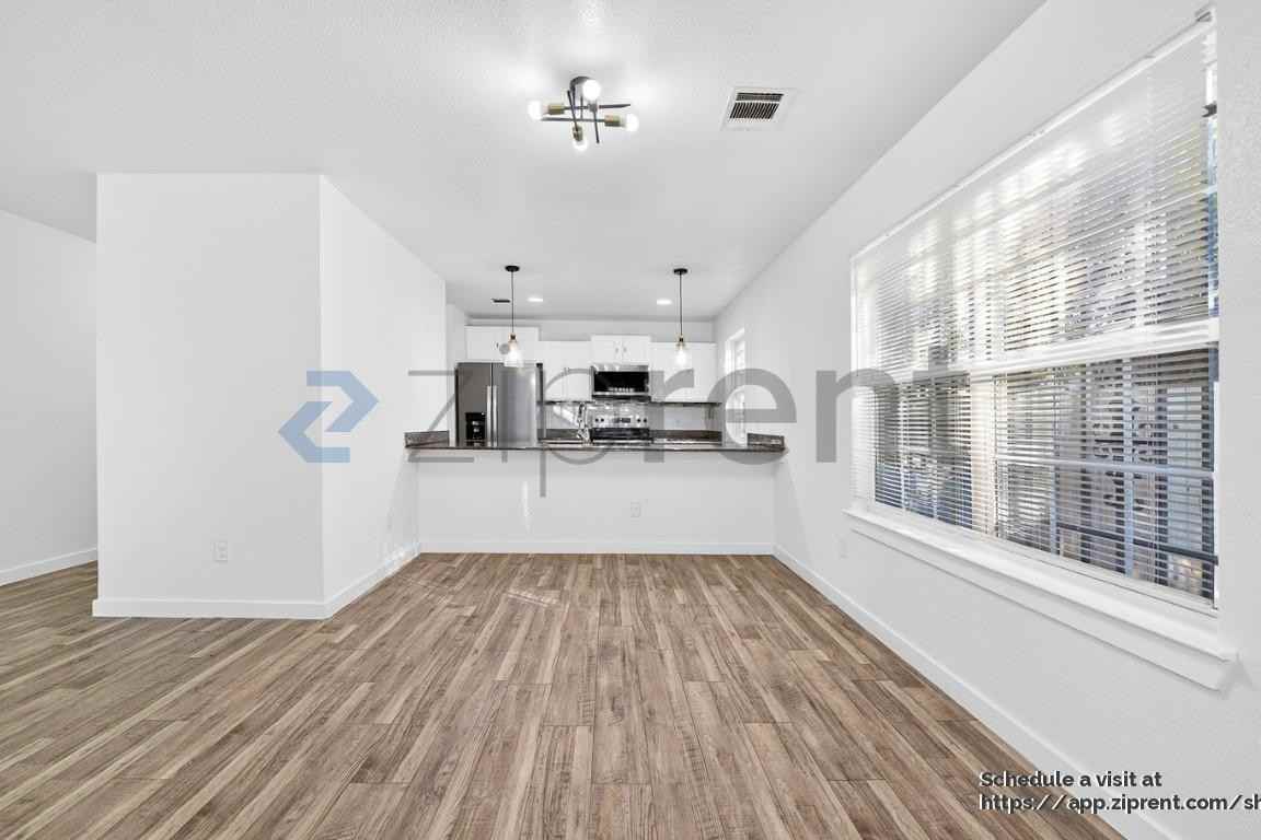 3226 Navaro St - Photo 7 of 28