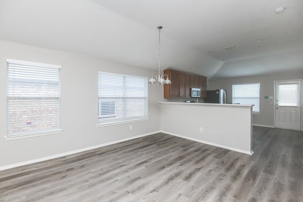 1205 Artesia Dr - Photo 5 of 16