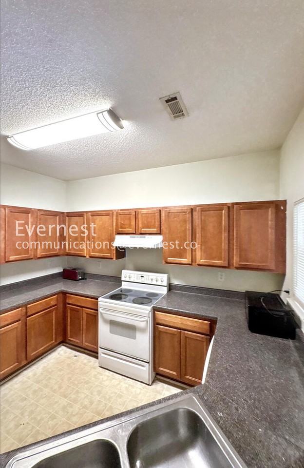 7688 Creekside Ln - Photo 3 of 47